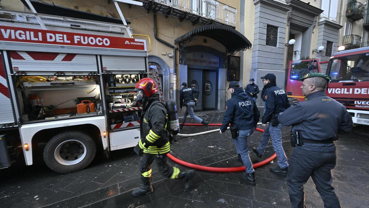 Varias dotaciones de los bomberos en una calle cercana al teatro de Sannazaro, en Nápoles, Italia.