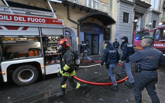 Varias dotaciones de los bomberos en una calle cercana al teatro de Sannazaro, en Nápoles, Italia.