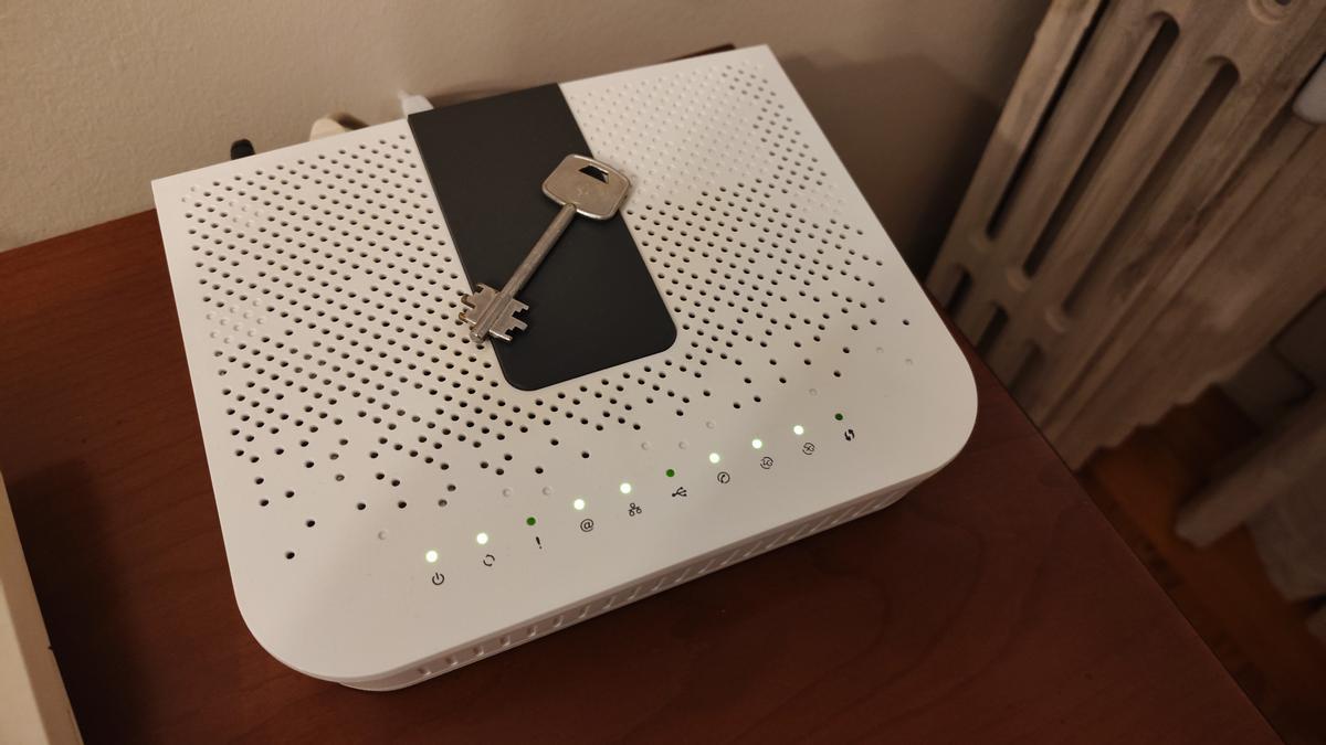 Una voluntariosa llave intenta mejorar la señal de wifi en una casa.