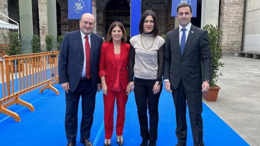 El presidente del EBB del PNV, Andoni Ortuzar; la europarlamentaria Izaskun Bilbao; la candidata, Oihane Agirregoitia; e Imanol Pradales