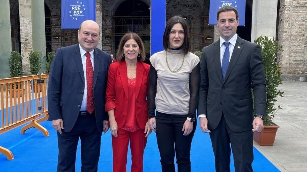 El presidente del EBB del PNV, Andoni Ortuzar; la europarlamentaria Izaskun Bilbao; la candidata, Oihane Agirregoitia; e Imanol Pradales