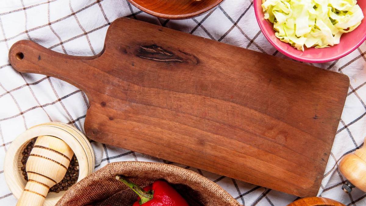 Cómo eliminar la suciedad y el mal olor de la tabla de madera de la cocina