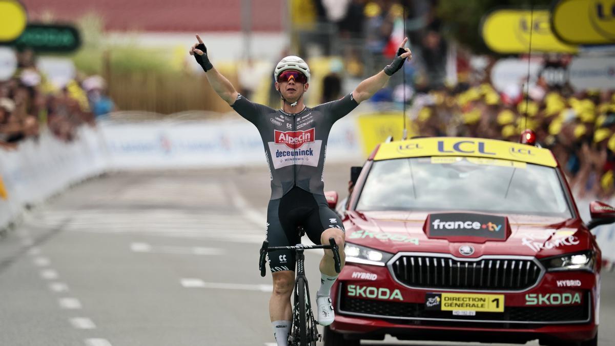 Groves festeja la victoria en solitario.