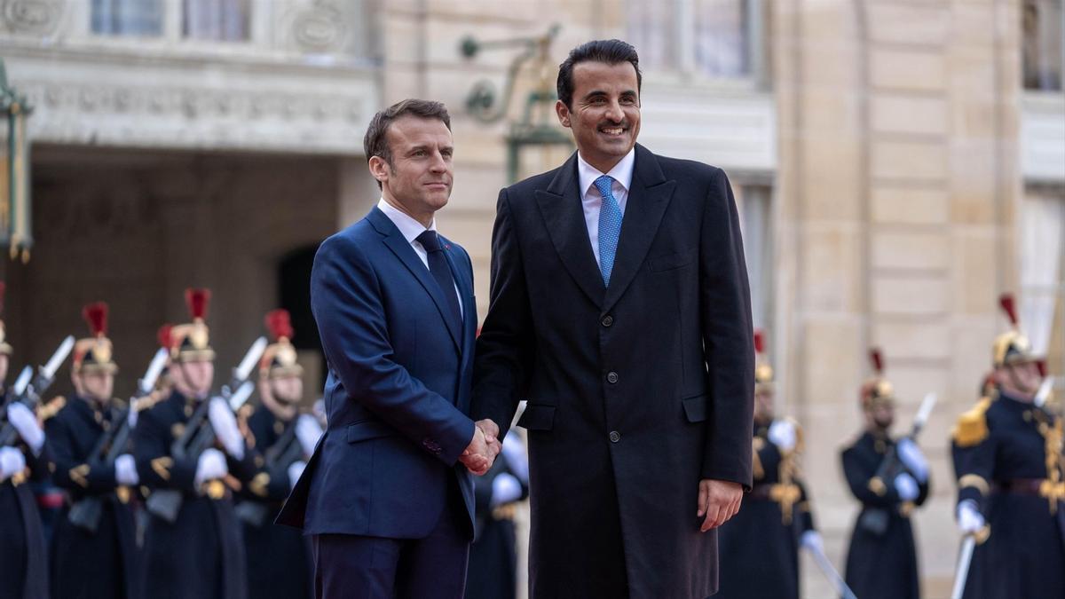 El presidente francés, Emmanuel Macron, y el emir de Qatar, Tamim bin Hamad Al Thani.