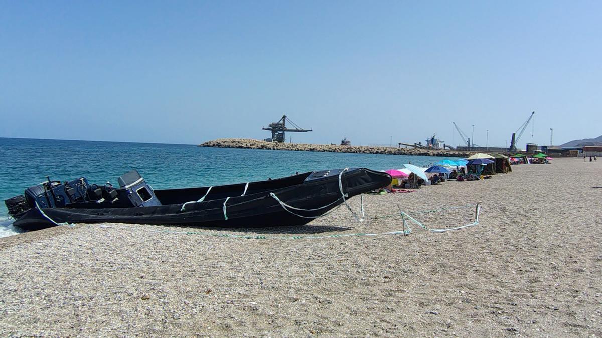 Una narcolancha precintada por la Guardia Civil en la playa de las Marinicas (Almería).