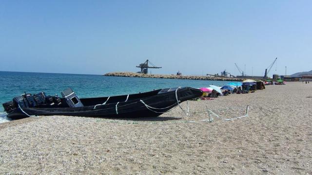 Una narcolancha precintada por la Guardia Civil en la playa de las Marinicas (Almería).