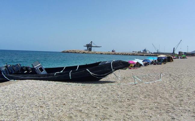 Una narcolancha precintada por la Guardia Civil en la playa de las Marinicas (Almería).