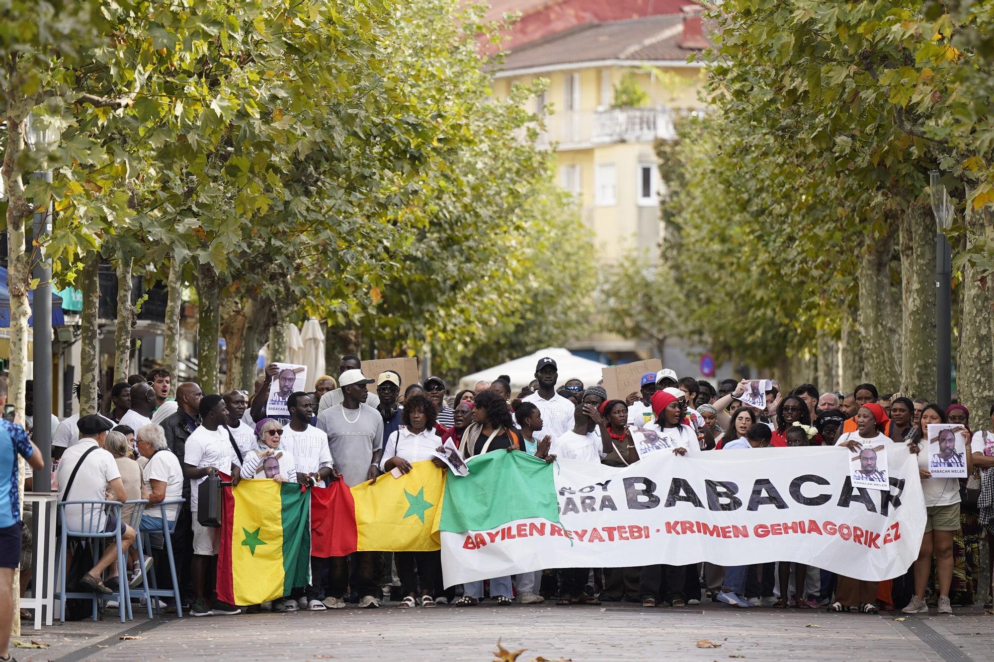 Cabeza de la manifestación a su paso por la calle San Pedro de Hondarribia.