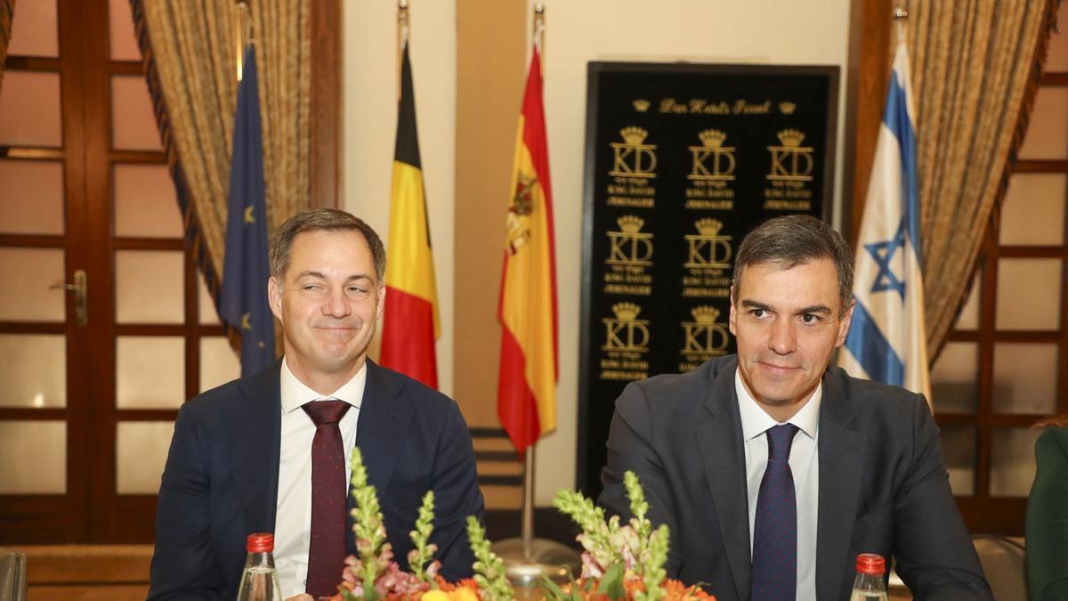 Pedro Sánchez con el primer ministro belga, Alexander de Croo, en su gira por Oriente Próximo.