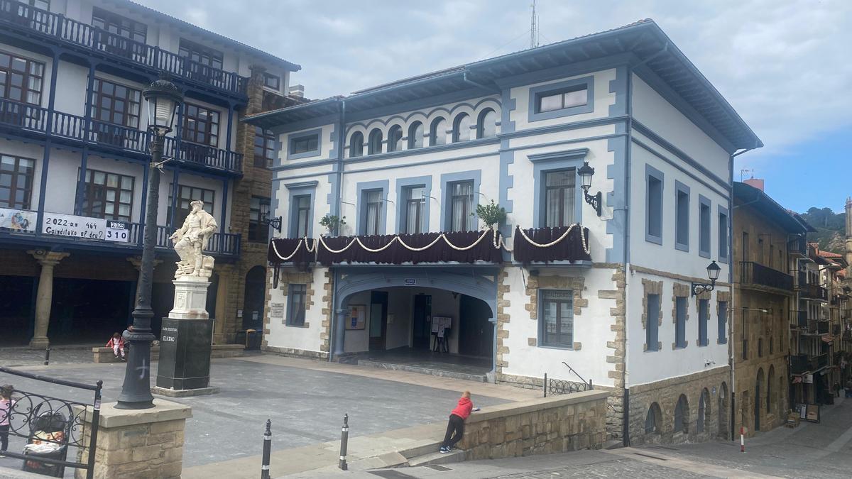 Exterior del ayuntamiento de Getaria.