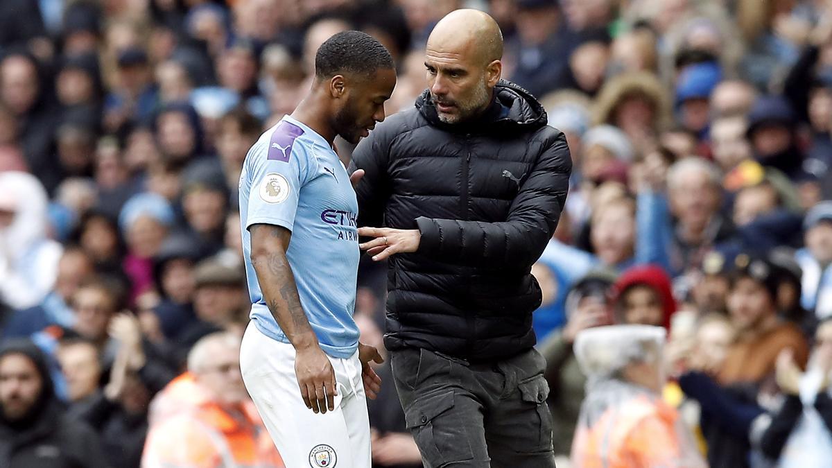 Pep Guardiola da instrucciones a Sterling durante su etapa en el Manchester City.