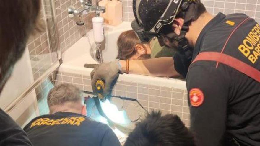 Los bomberos han rescatadoa una bebé de 16 meses que tenía un dedo atrapado en el desagüe de la bañera de su casa.