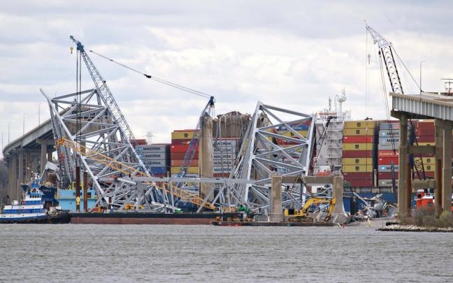 Trabajos en la zona en la que el puente colapsó. / EP Trabajos en la zona en la que el puente colapsó.