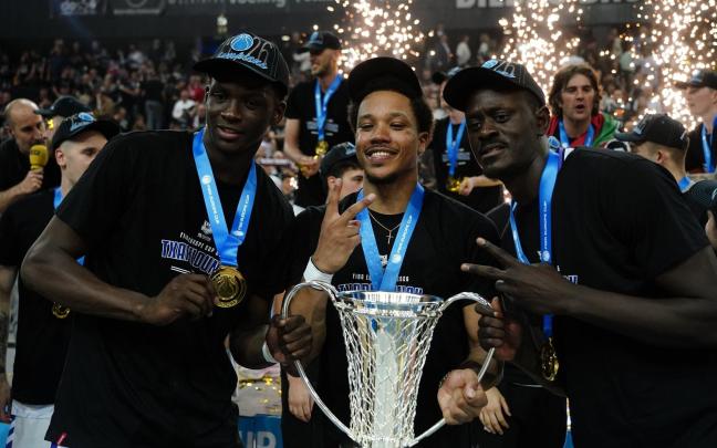 Bagayoko, Pantzar y Sylla eran anoche tres hombres felices. / MARKEL FERNÁNDEZ