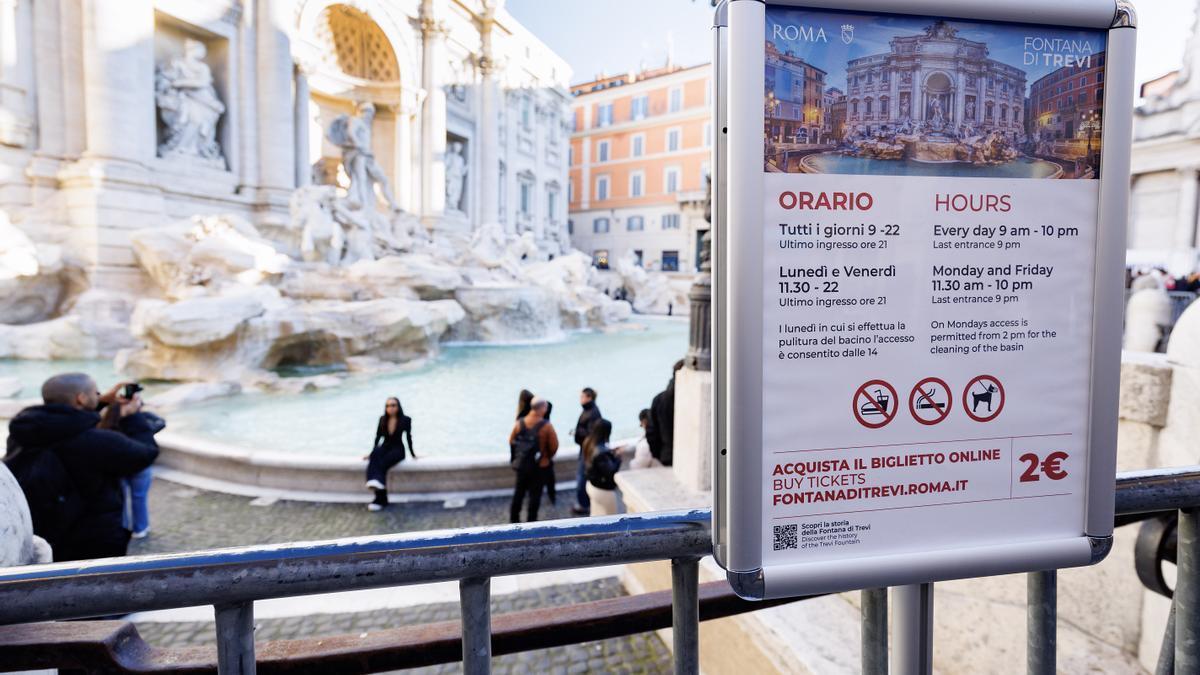 Carteles junto a los accesos de la Fontana di Trevi, de pago desde el 2 de febrero de 2026