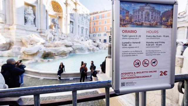 Carteles junto a los accesos de la Fontana di Trevi, de pago desde el 2 de febrero de 2026