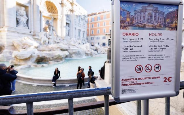 Carteles junto a los accesos de la Fontana di Trevi, de pago desde el 2 de febrero de 2026