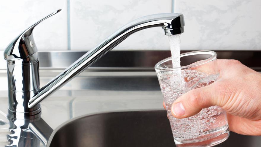 Se recomienda no consumir agua del grifo hasta que vuelva a salir clara y se normalice el suministro