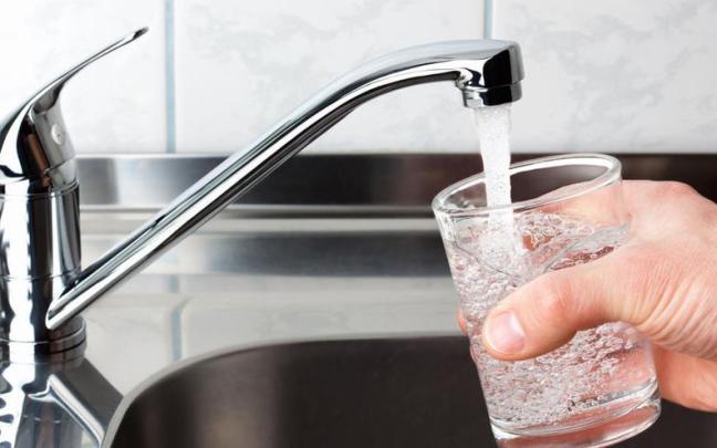 Se recomienda no consumir agua del grifo hasta que vuelva a salir clara y se normalice el suministro