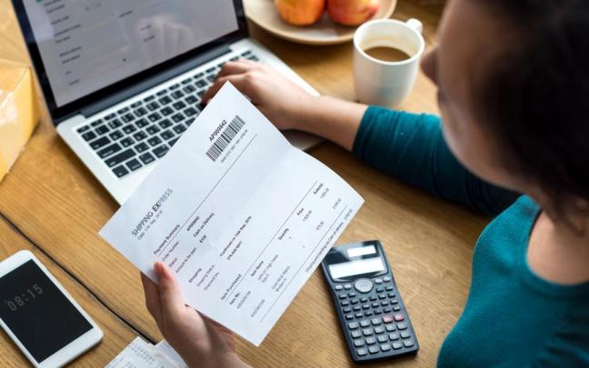 Una joven revisa sus facturas