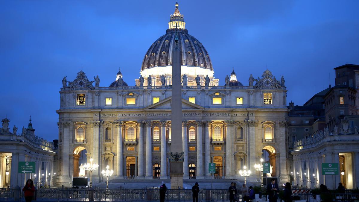En imágenes: El Vaticano se prepara para el traslado del cuerpo del Papa Francisco a la Basílica de San Pedro.