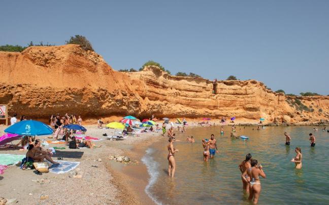 Imagen de archivo de una cala en Ibiza.