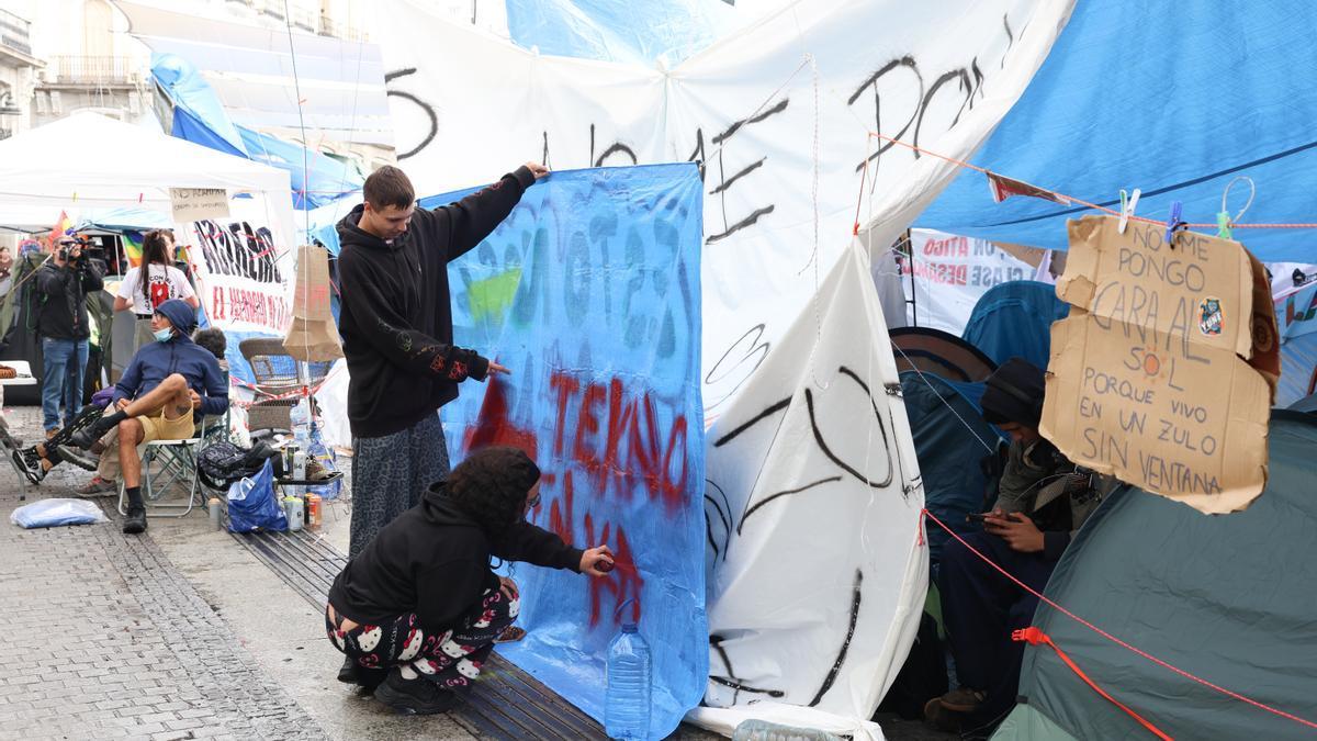 Varias personas acampadas en la Puerta del Sol.