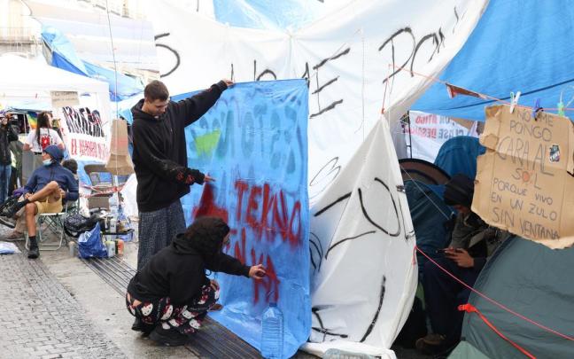 Varias personas acampadas en la Puerta del Sol.