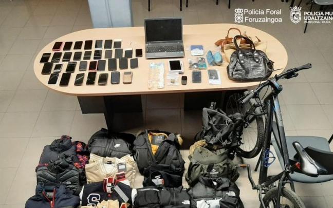 Móviles y resto de objetos recuperados durante los registros.