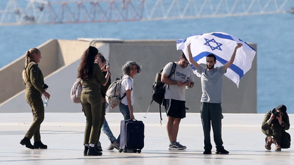 En imágenes | Los familiares de los rehenes israelíes celebran su liberación