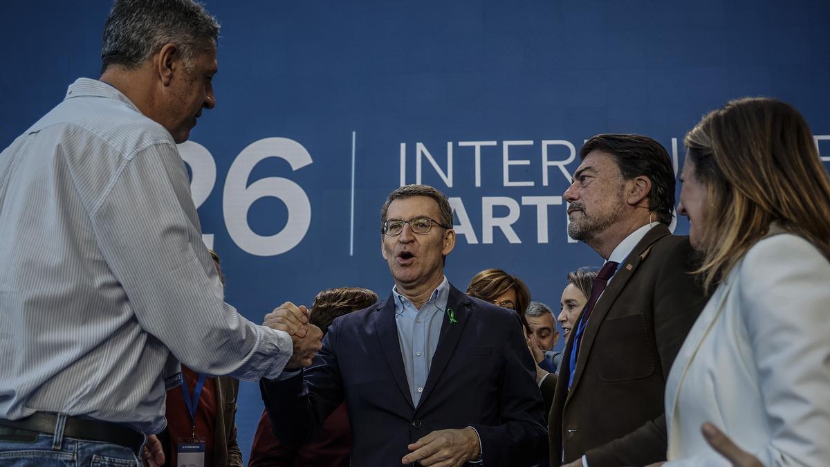 Albiol y Feijóo se saludan durante un congreso del PP.