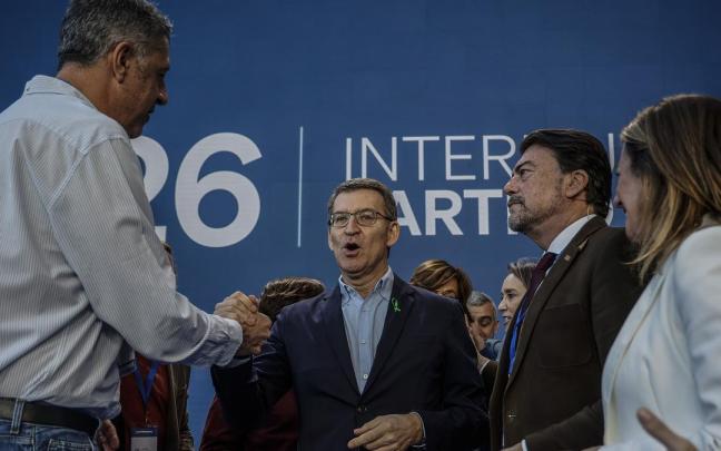 Albiol y Feijóo se saludan durante un congreso del PP. Albiol y Feijóo se saludan durante un congreso del PP.