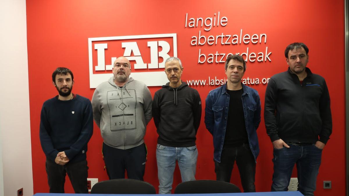 (Izda-dcha) Asier Calderón, Igor Eulate, Patxi Manterola, Iñigo Larrea y Rubén San José, en la sede del sindicato.