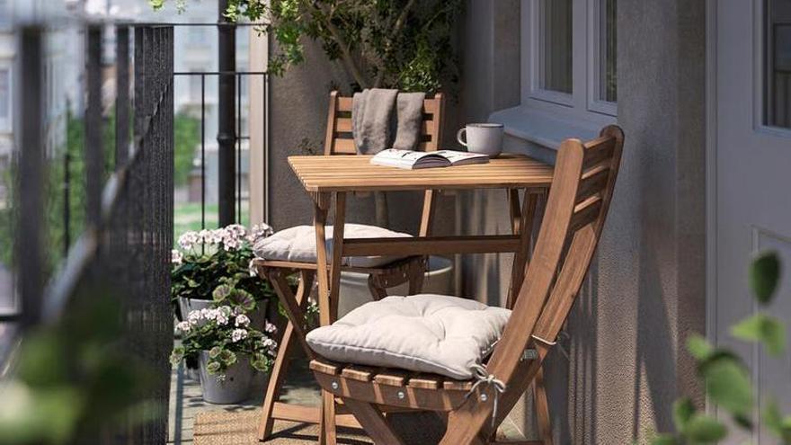 El conjunto exterior Askholmen de Ikea, con mesa y dos sillas exteriores plegables