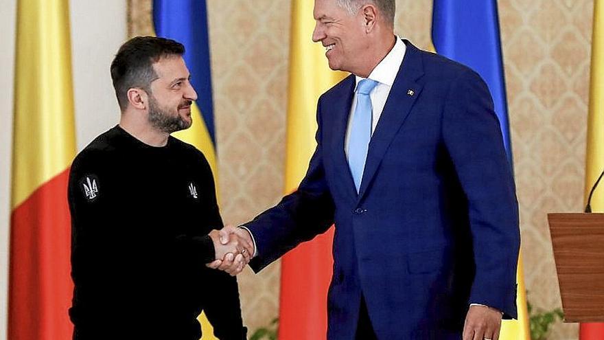 Zelenski, ayer con el presidente rumano, Klaus Iohannis. | FOTO: EFE