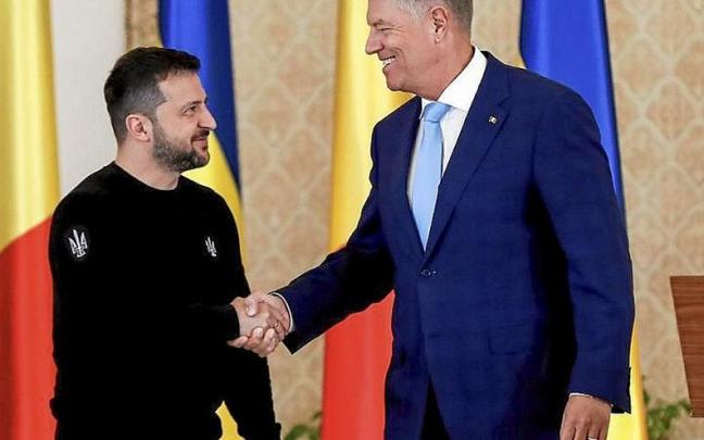 Zelenski, ayer con el presidente rumano, Klaus Iohannis. | FOTO: EFE Zelenski, ayer con el presidente rumano, Klaus Iohannis. | FOTO: EFE