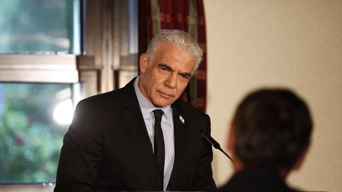 El líder de la oposición israelí, Yair Lapid, comparece ante los medios.