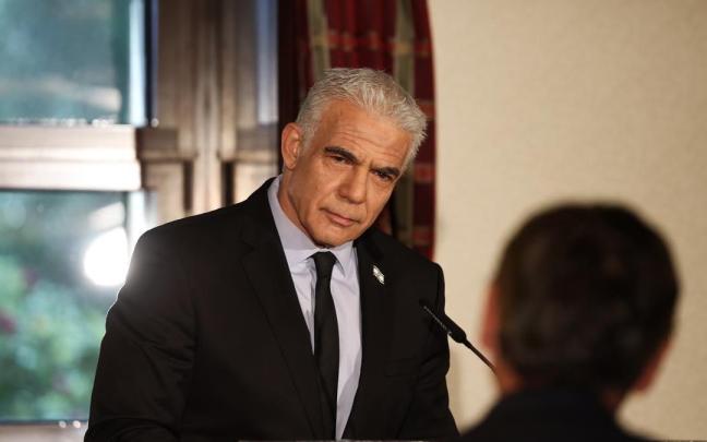 El líder de la oposición israelí, Yair Lapid, comparece ante los medios.