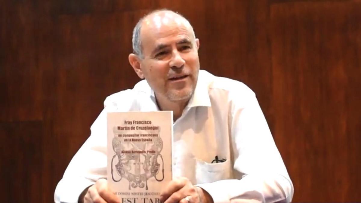 El investigador y musicólogo Alonso Hernández Prado, en una presentación del libro sobre el religioso y músico fray Francisco Martín de Cruzelaegui