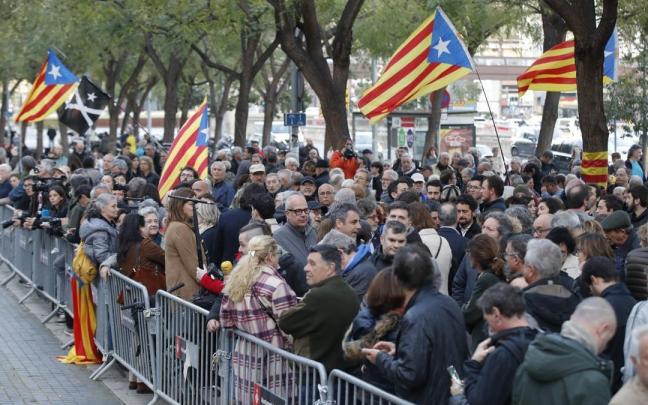 Concentración ante la Ciudad de la Justicia, en Barcelona, tras la detención de Clara Ponsatí.