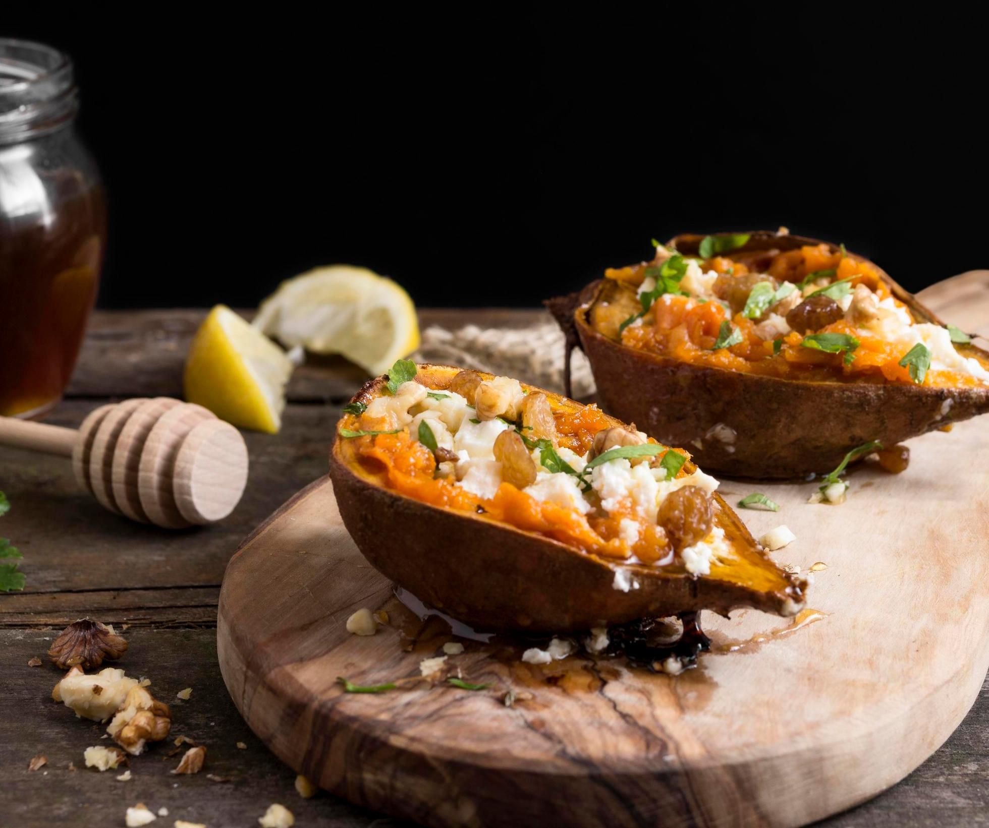 Boniato asado relleno de quinoa y queso