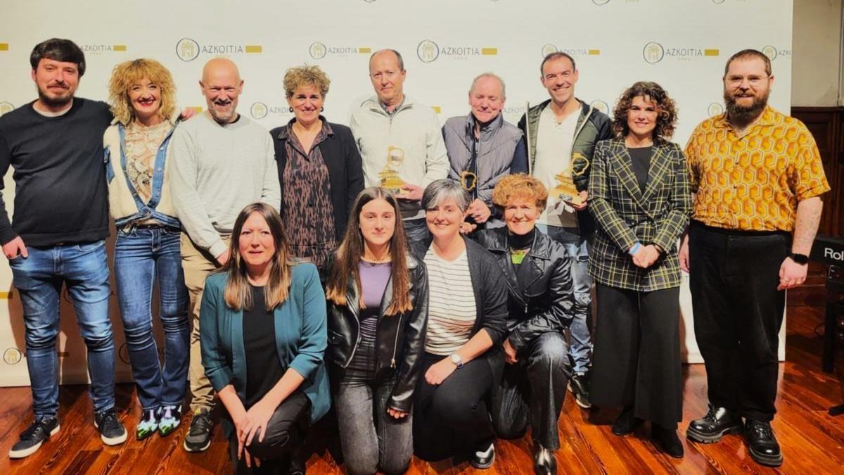 Iazko sari banaketako ekitaldiaren irudia, Azkoitiko udaletxeko pleno aretoan.