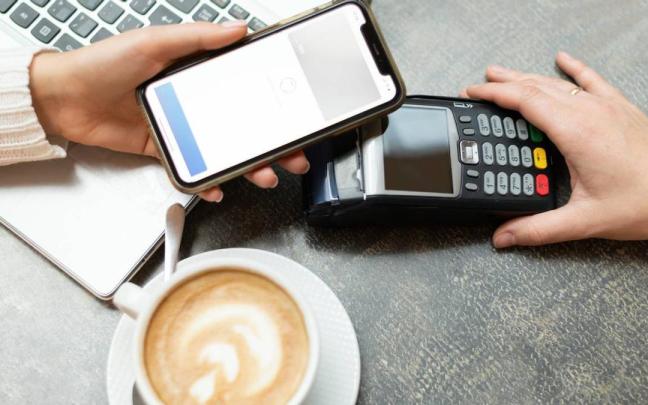 El Banco de España advierte del error que se comete al pagar con el móvil