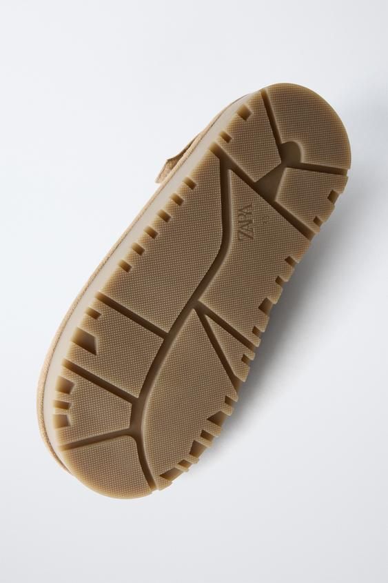 ZUECO PELO BORDADO DE ZARA