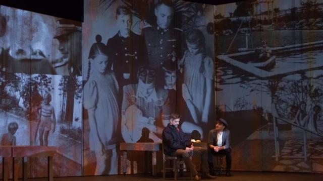 Una escena de 'Blaubeeren', con una de las fotografías que conforman el eje central de la trama