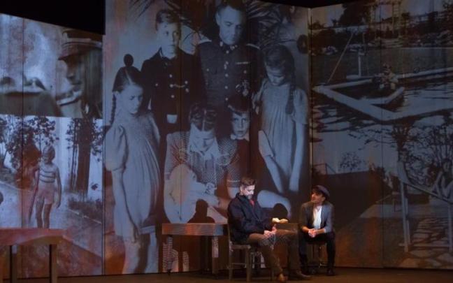 Una escena de 'Blaubeeren', con una de las fotografías que conforman el eje central de la trama