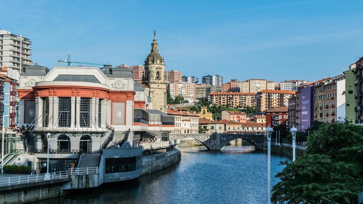 Mercado de la Ribera junto a la ría de Bilbao