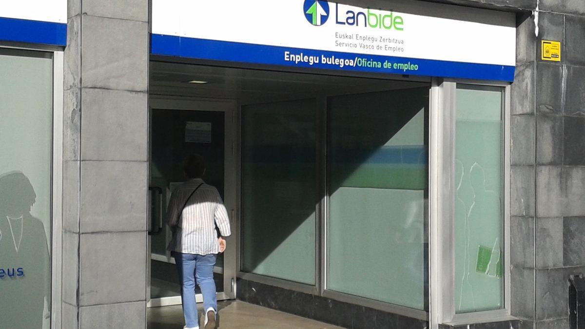 Una persona entra en una oficina de Lanbide.