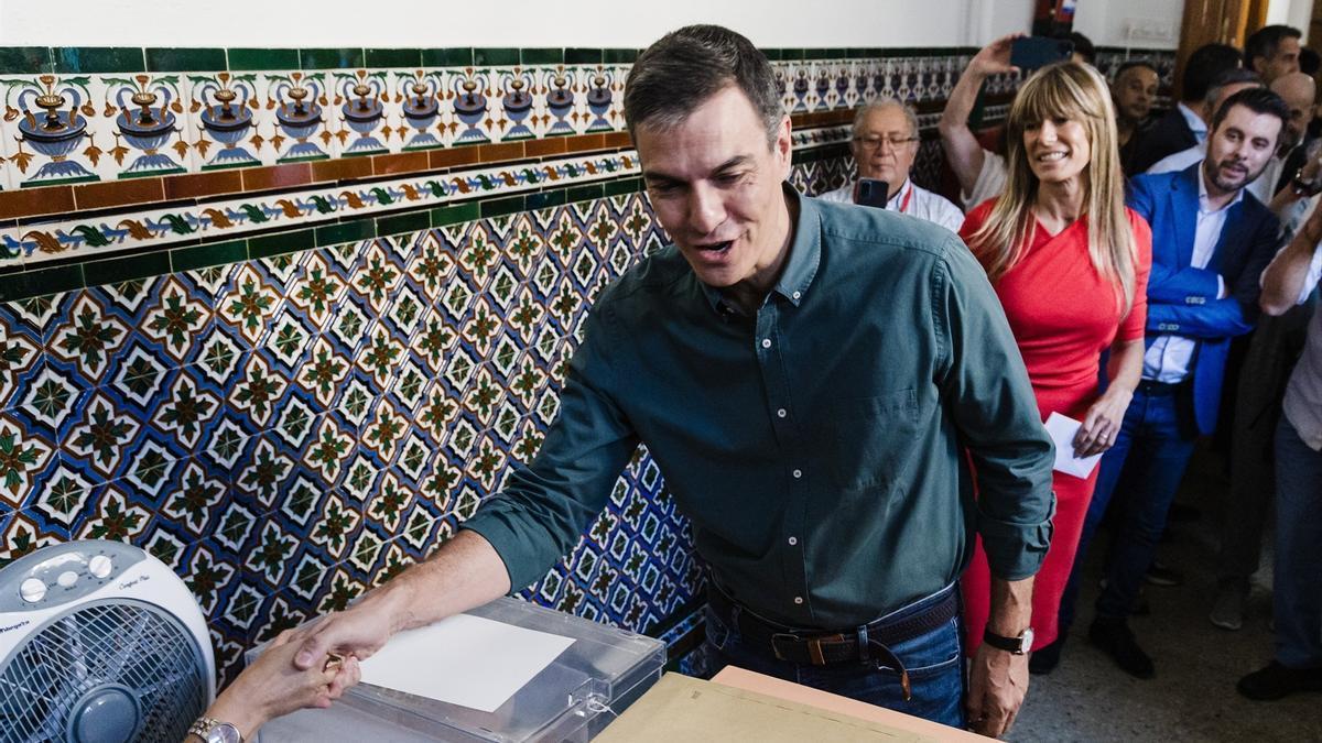 Sánchez ejerce su derecho a voto para las elecciones generales.