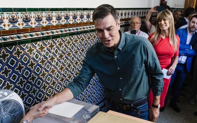 Sánchez ejerce su derecho a voto para las elecciones generales.